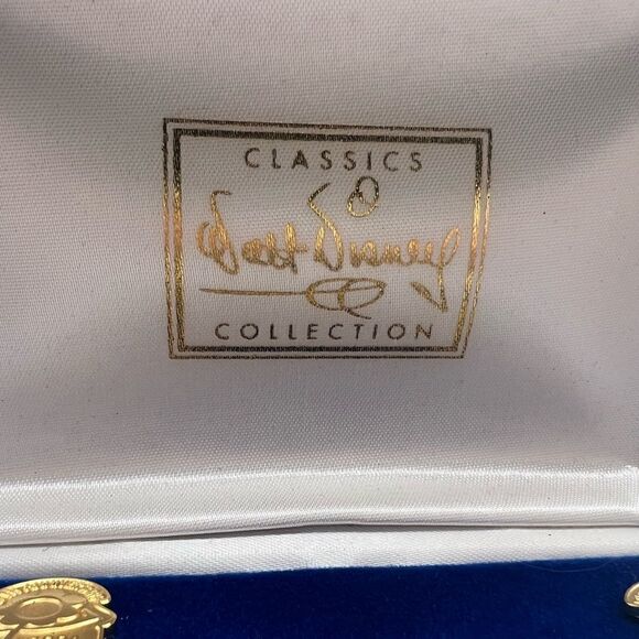 Walt Disney Classics Collection 5th anniversary 1990s limited edition pin set - Picture 6 of 6